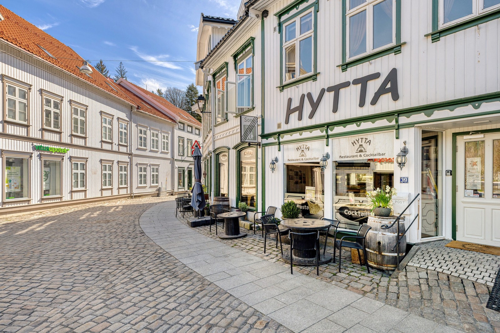 Gågaten består av koselig sørlandsbebyggelse. Galleribilde