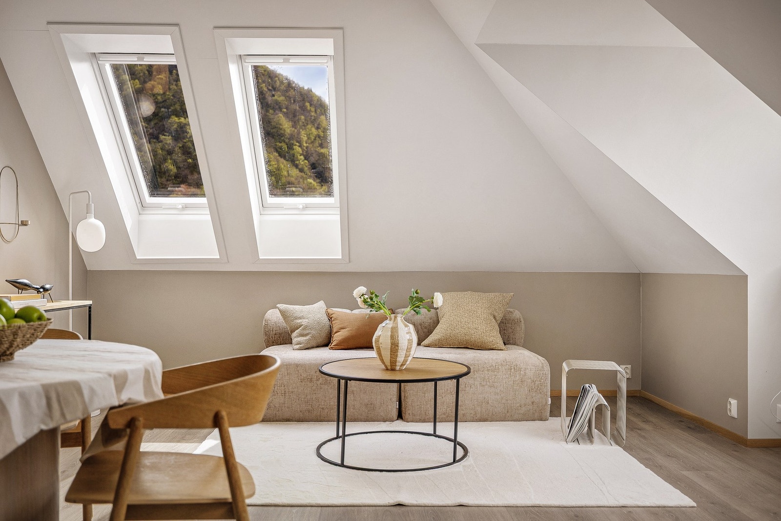 - Det er god plass til både sofa og spisebord - Galleribilde