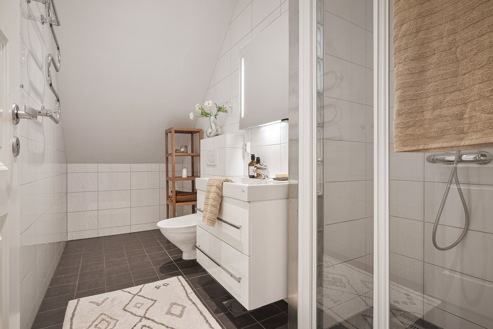- Badet fremstår lyst og klassisk med keramiske fliser, varmekabler i gulv, spotlights i taket og moderne innredning - Galleribilde