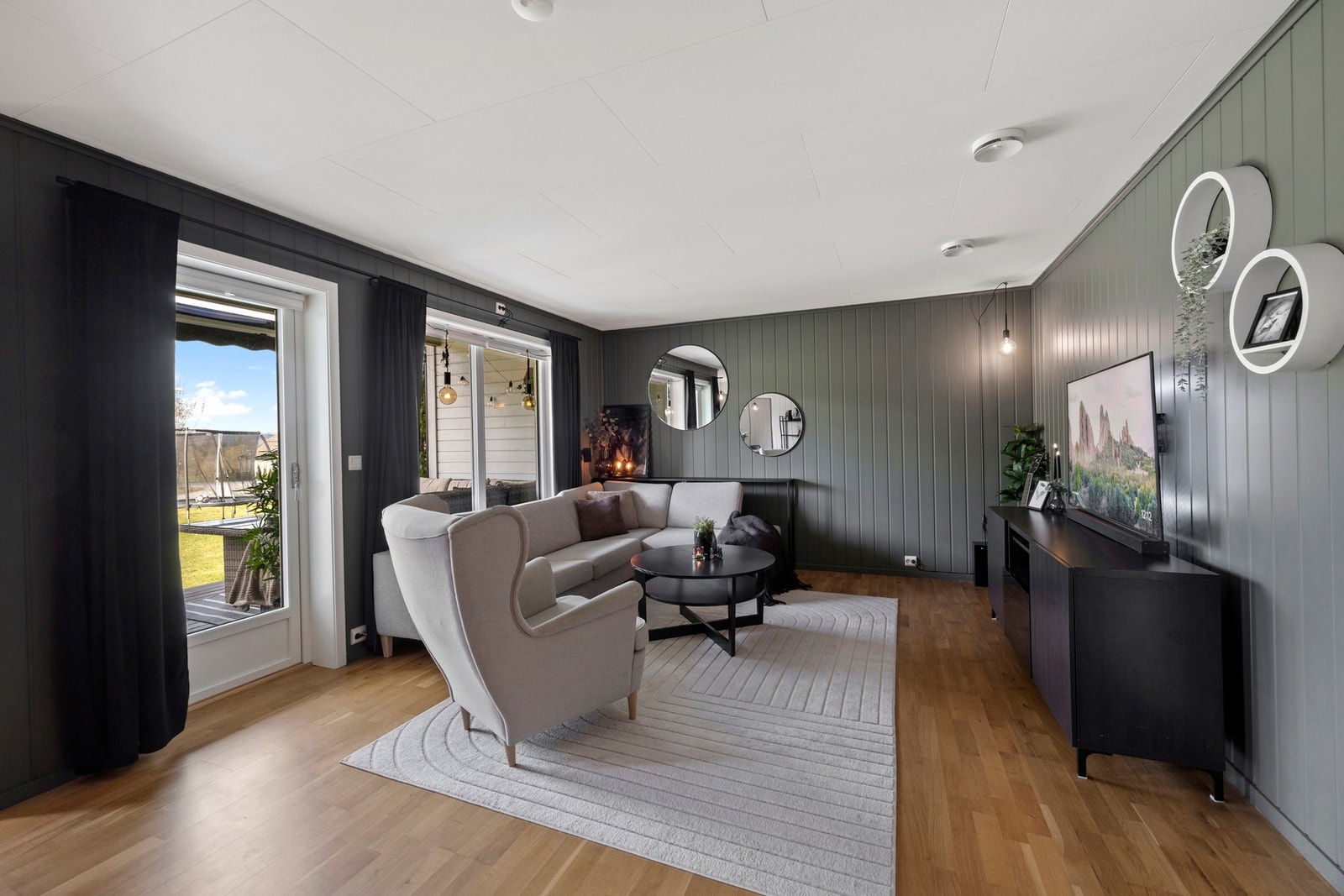 Det er god plass til sittegrupper og mediemøblement! Galleribilde