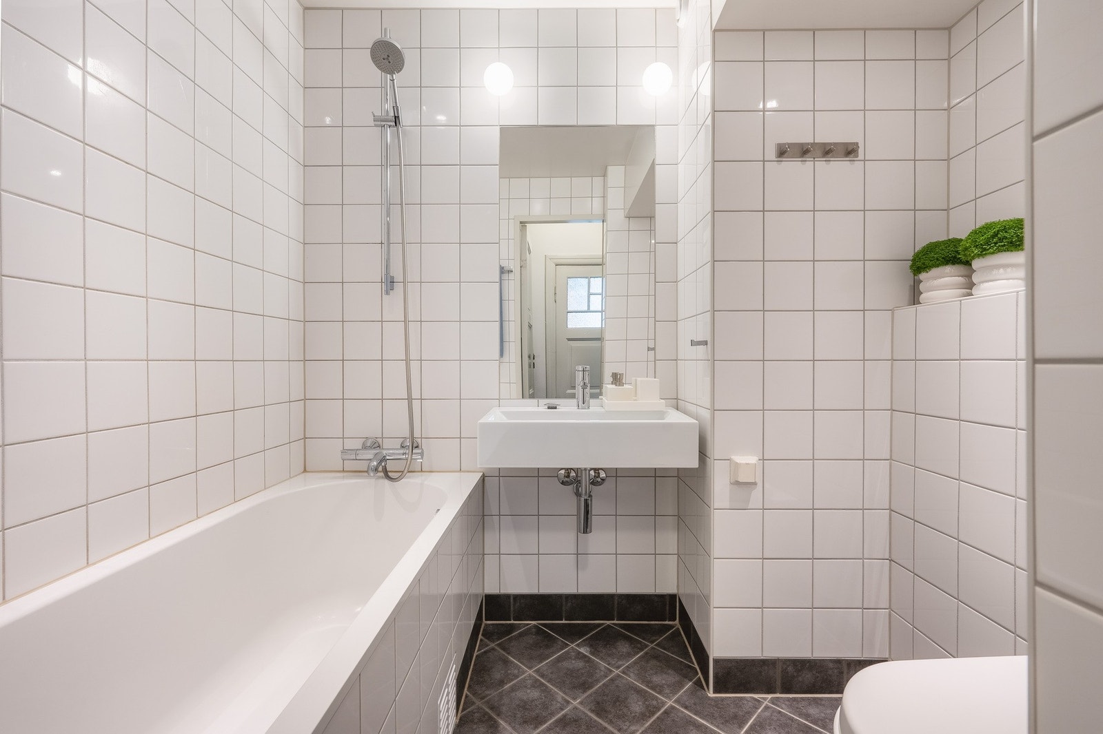 Tidløst bad fra 2012 med badekar og behagelig gulvvarme. Galleribilde
