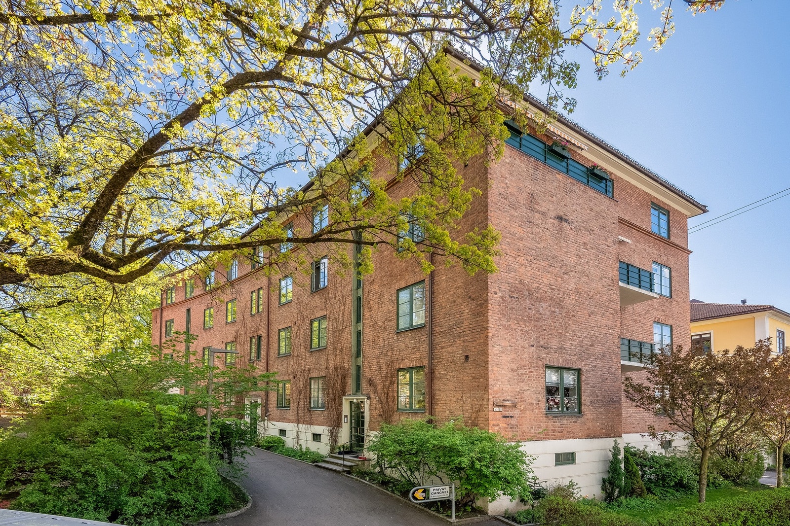 Vakker teglsteinsgård i funksjonalistisk stil bygget på 1930-tallet. Galleribilde