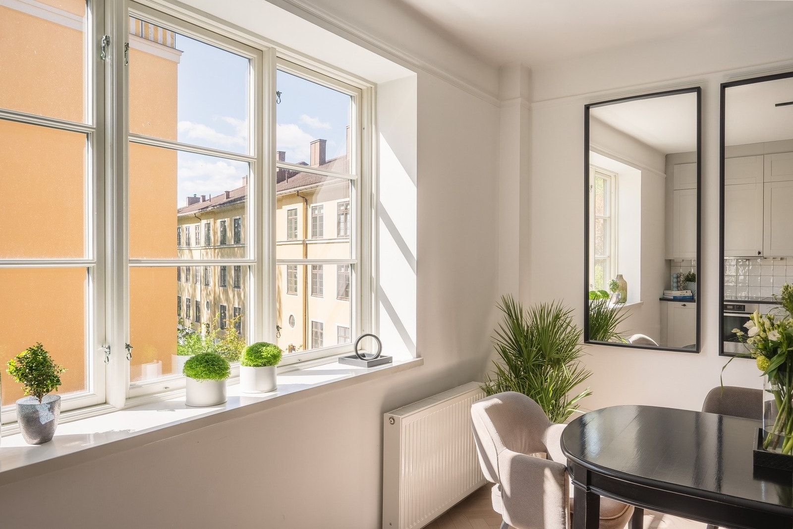 Leiligheten har store vindusflater som gir rikelig med naturlig lysinnslipp. Galleribilde