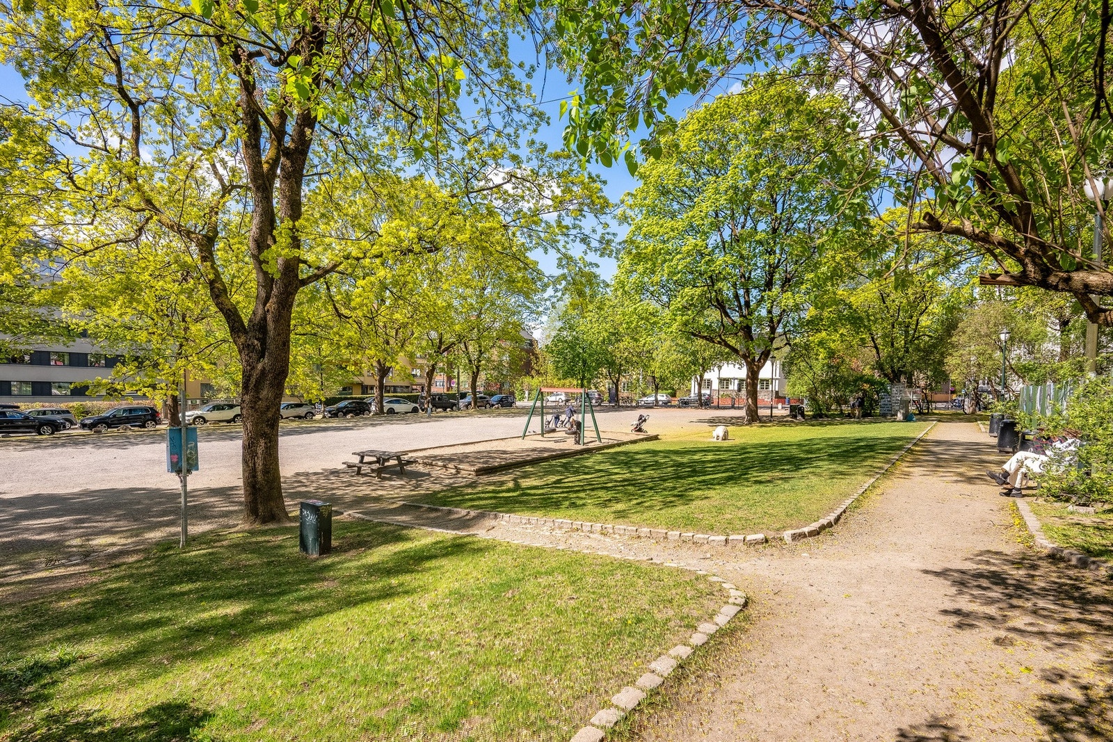 Her bor du i rolige og hyggelige omgivelser, med kort gange til alt av bymessige fasiliteter, flotte parker og kollektivtransport. Galleribilde