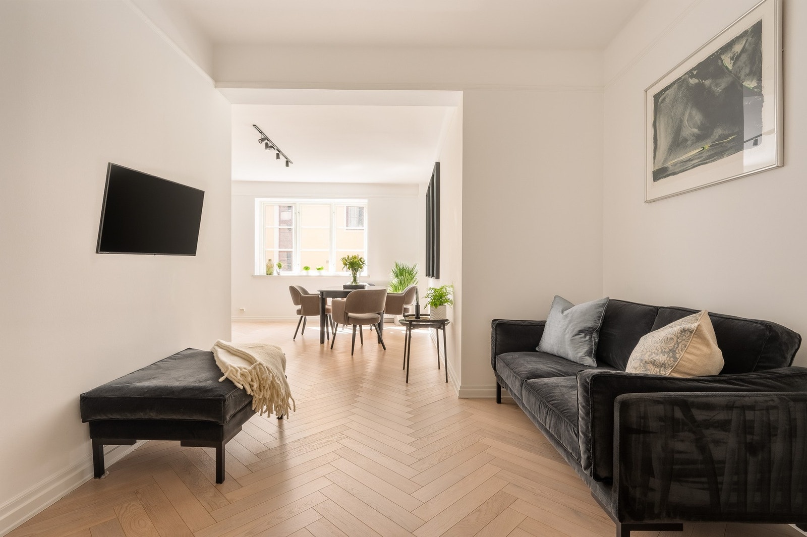 Fra spisestue/kjøkken er det adkomst til stue med god plass til sofagruppe og TV. Galleribilde