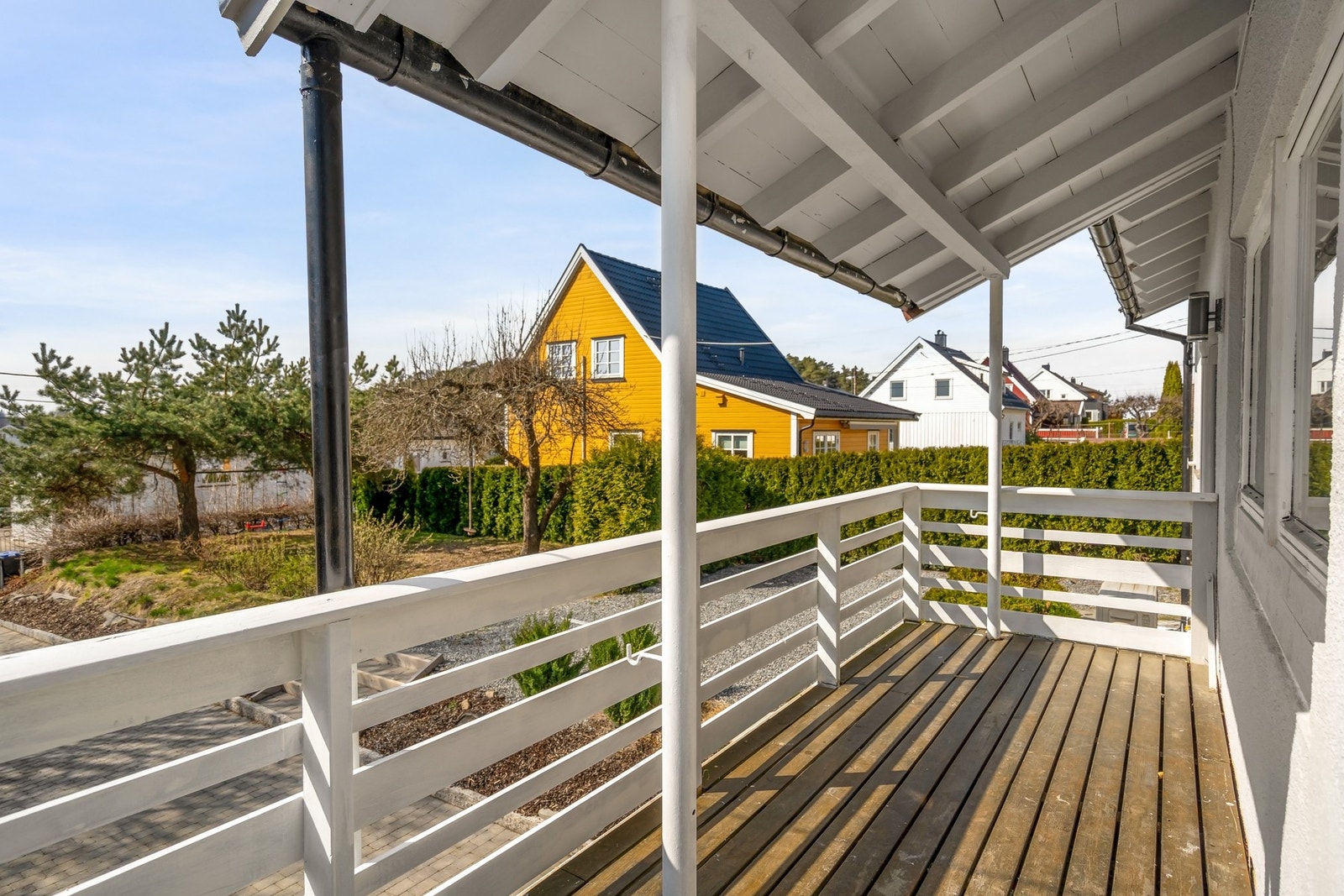 Dels overbygd veranda. Her sitter man lunt og skjermet. Galleribilde