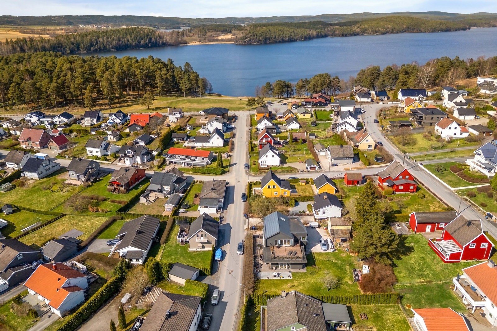Boligen er sentralt beliggende i et veletablert og attraktivt boområde på Øvre Lande, rett ved Tunevannet. Galleribilde