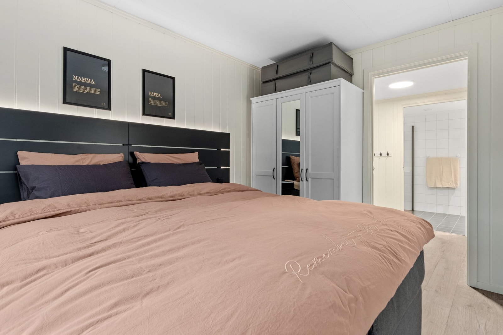 fra hovedsoverommet er det direkte adkomst til garderoberom og inn til privat bad. Galleribilde