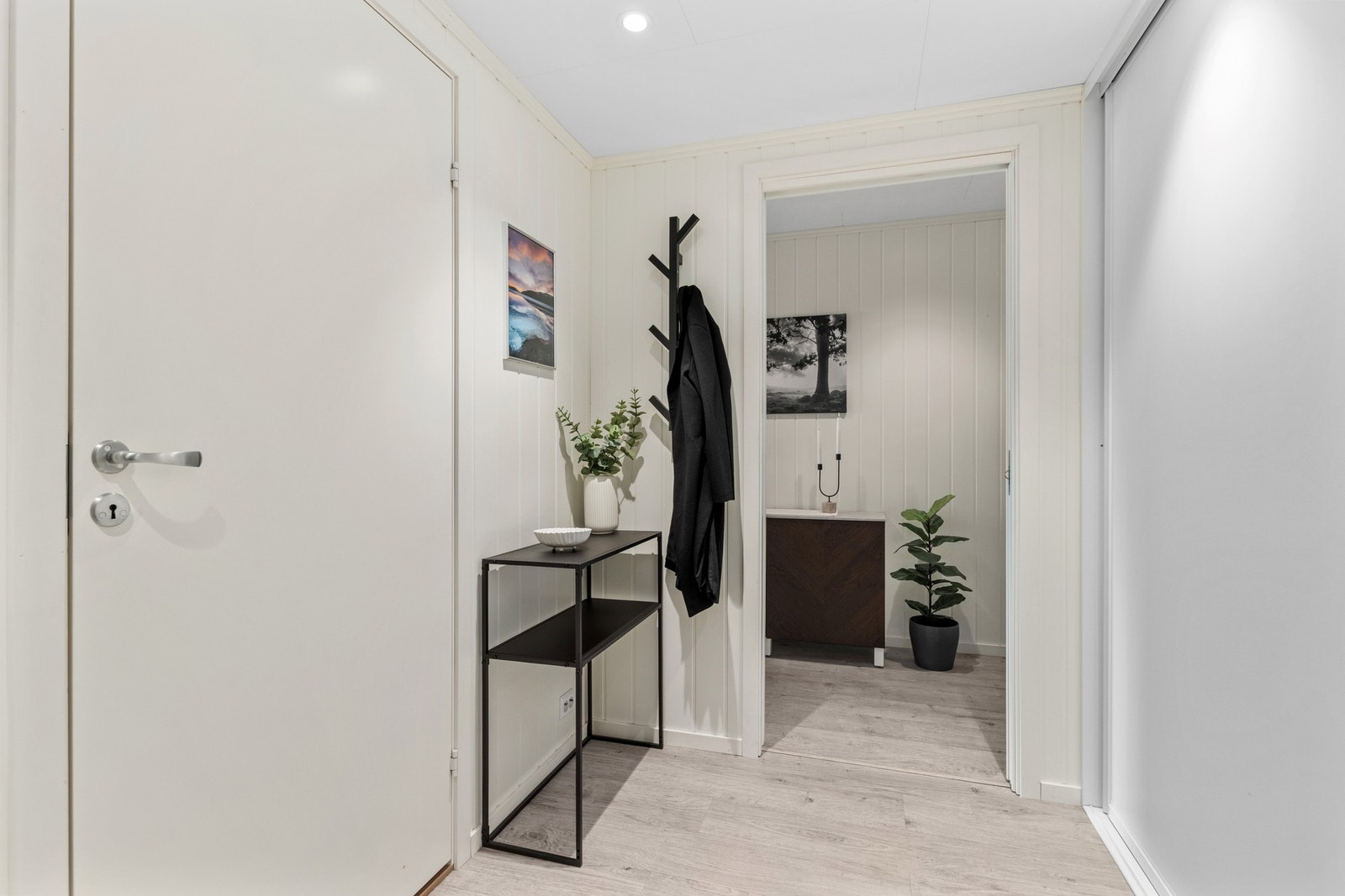 Gang med skyvedørsgarderobe. Galleribilde