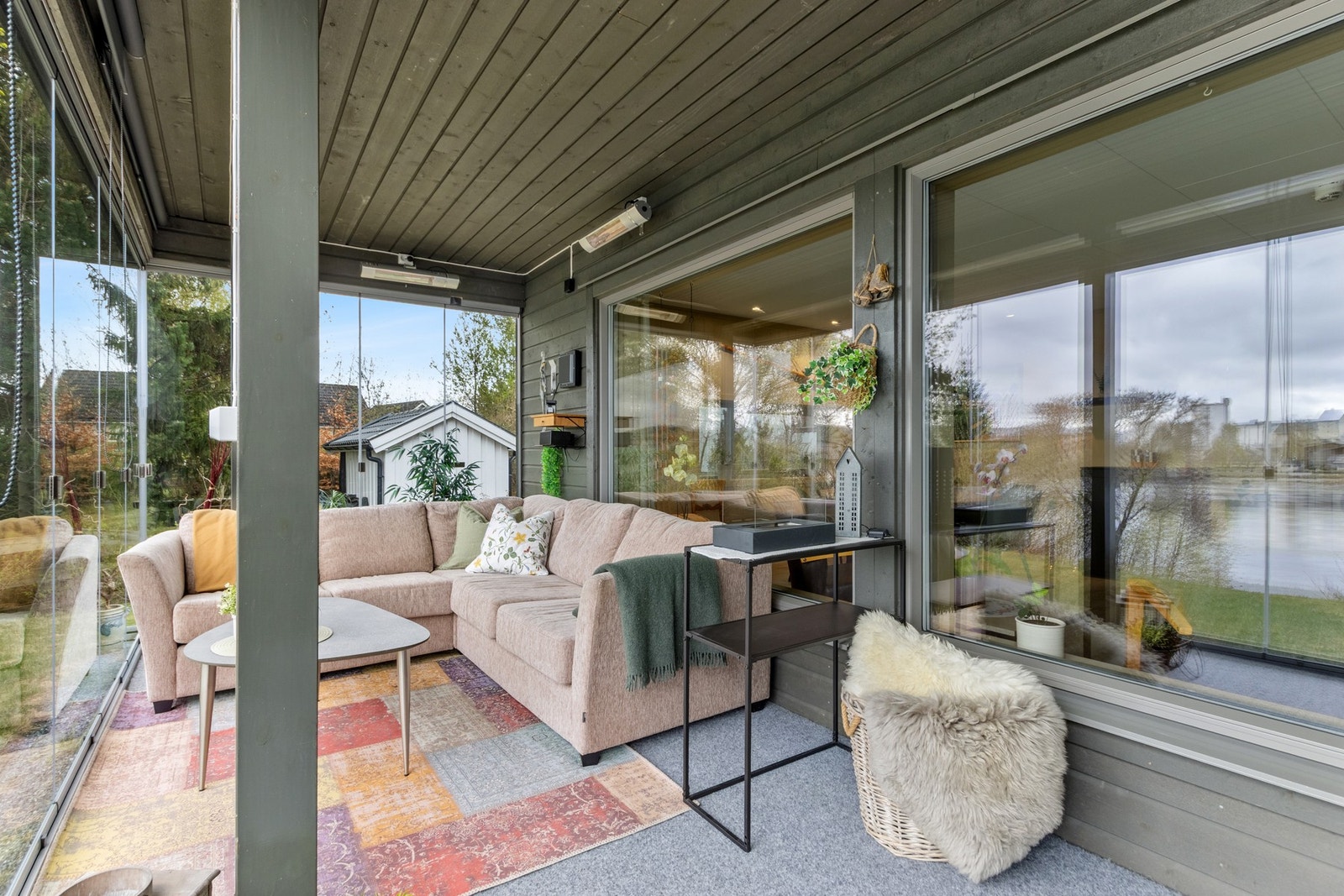 Innglasset terrasse som kan nytes. Galleribilde