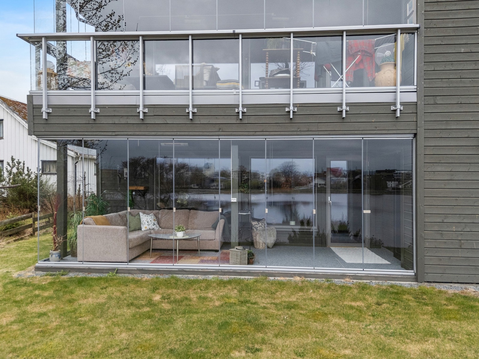 Fasadebildet - Flott utsikt og sol hele dagen med terrasser på begge sidene. Galleribilde