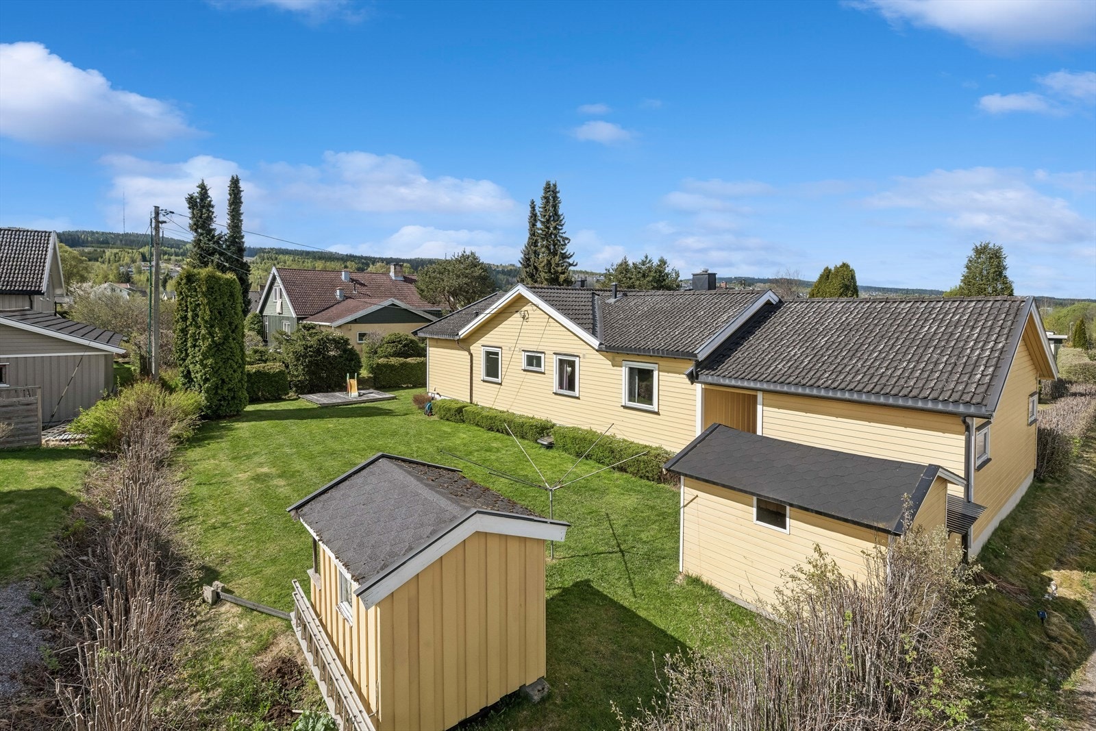 Eiendommen er beliggende i et veletablert boligområde på Lensmannstomta. Galleribilde