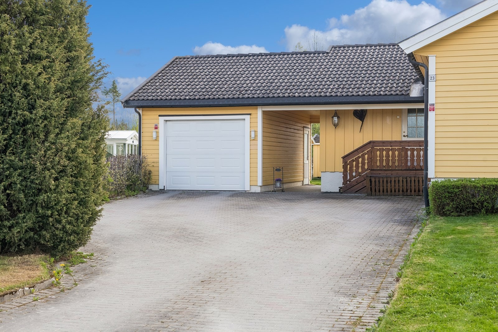 Garasje ved inngangsparti. Galleribilde