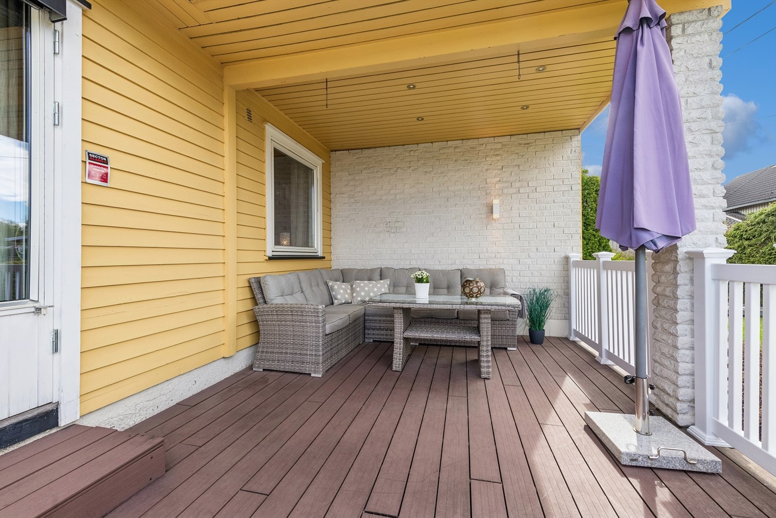 Deler er av terrassen er overbygd og har downlights i himling. Galleribilde