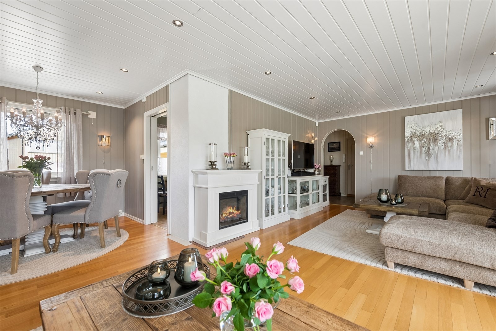 Stuen har malte mdf plater på vegger, parkettgulv og downlights i himling. Galleribilde