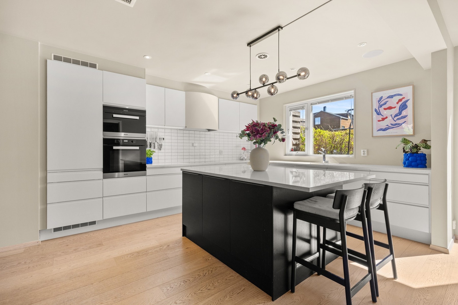 Kjøkkenet er utstyrt med en stilren benkeplate i Caesarstone. Galleribilde