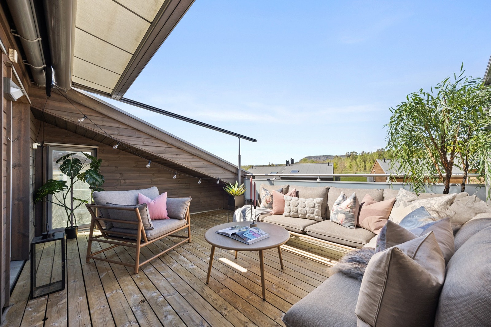 Den flotte takterrassen byr på gode solforhold og god plass til lounge- eller spisegruppe. Galleribilde