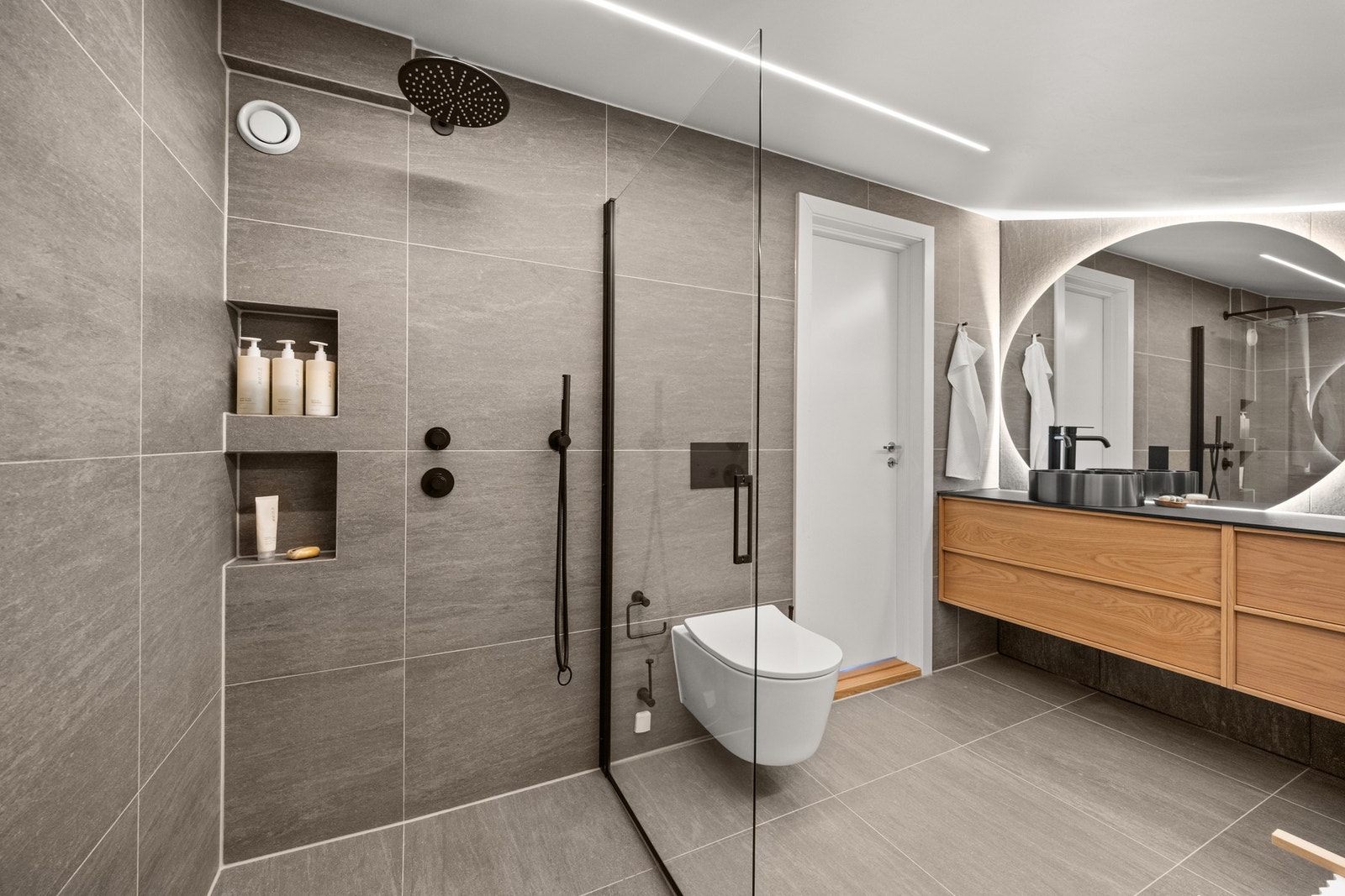 Badet fremstår moderne og stilrent med gjennomførte materialvalg og et tidløst uttrykk. Galleribilde