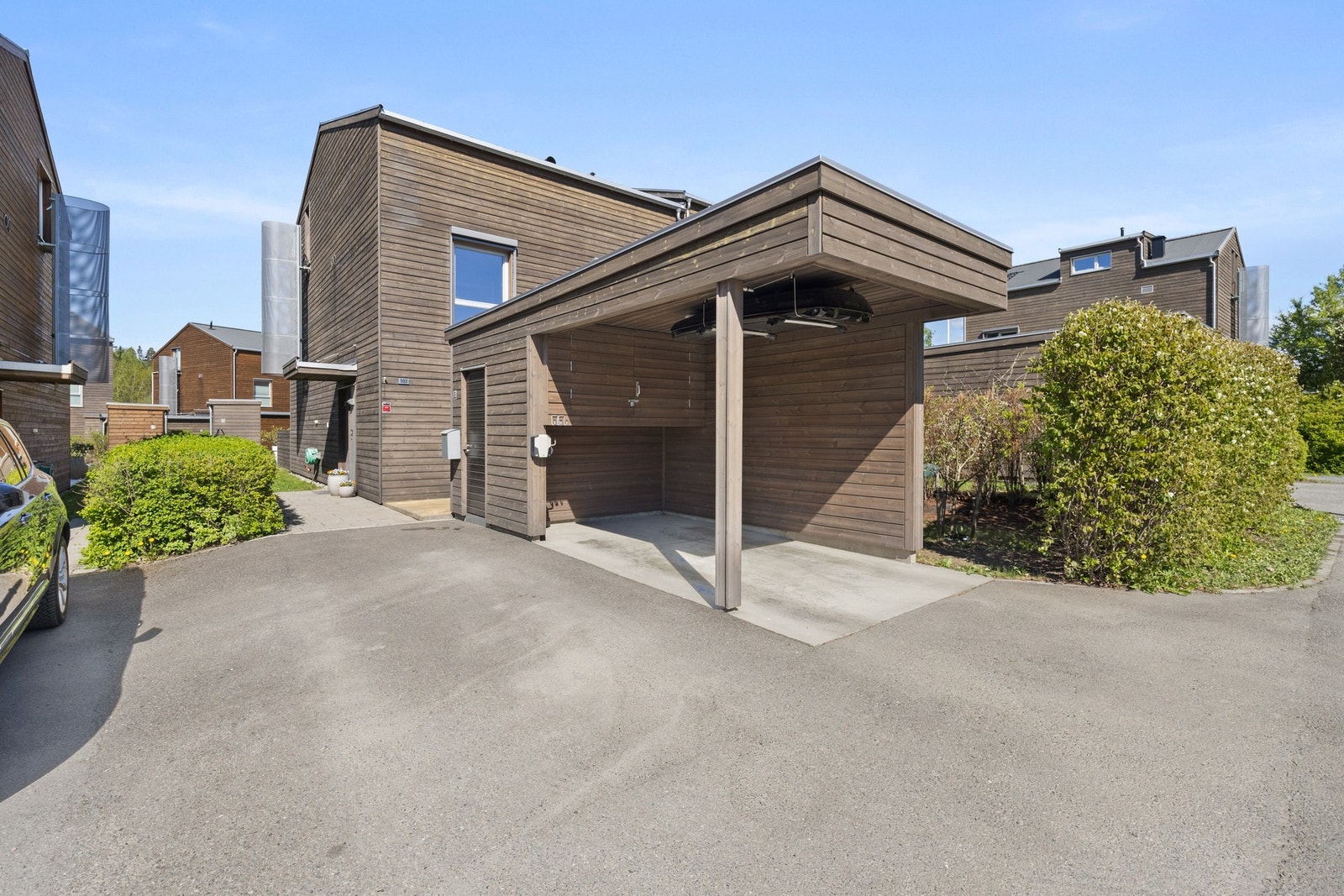 Her er det gode parkeringsmuligheter på gårdsplass og i carport. Galleribilde