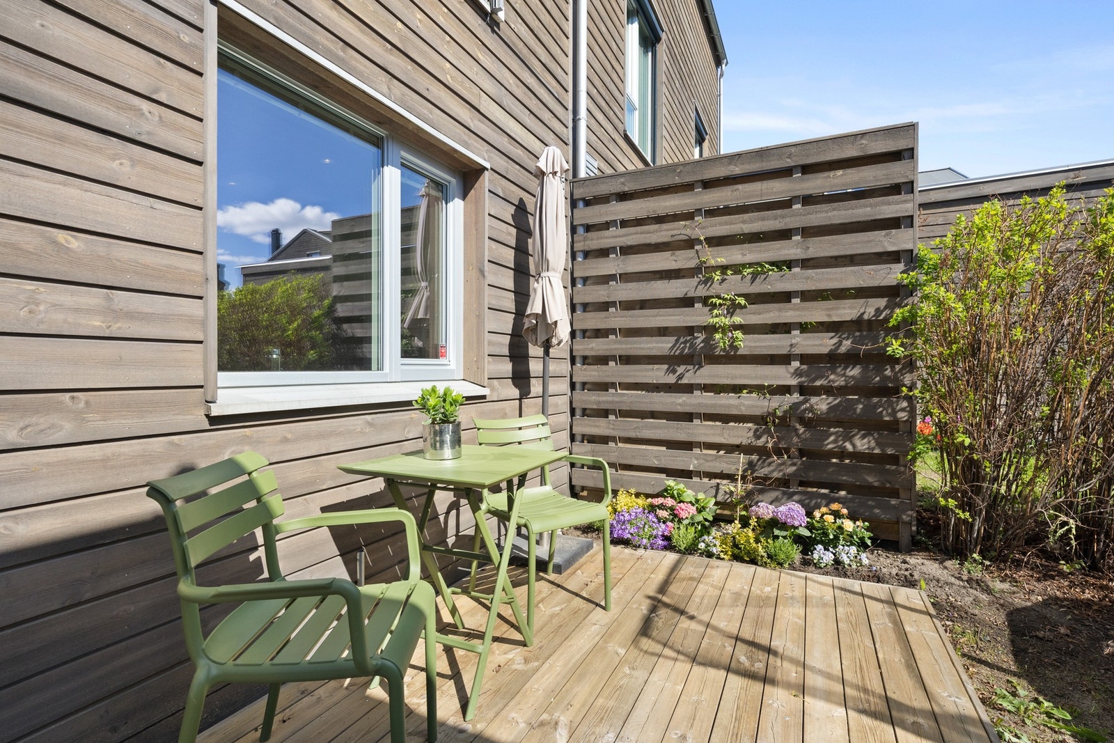 Fra kjøkkenet er det direkte utgang til en hyggelig terrasse perfekt for en kaffe i morgensolen. Galleribilde