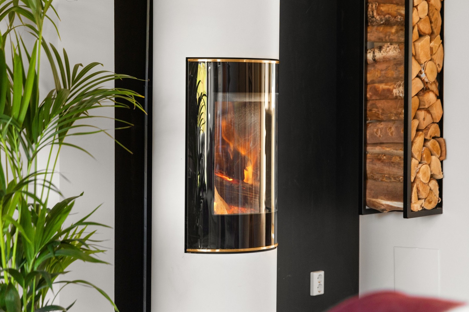 Sentralt i rommet er det en peisovn med glassdør, som byr på ekstra varme og lun atmosfære på kalde dager. Galleribilde