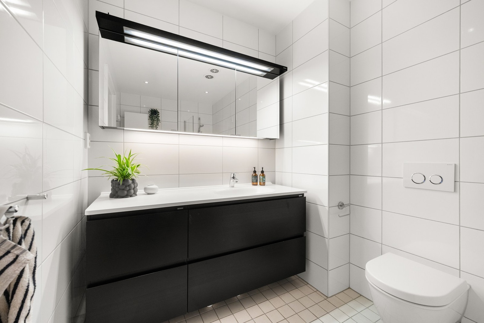 Praktisk bad med badekar og plass til vaskemaskin og tørketrommel. Galleribilde