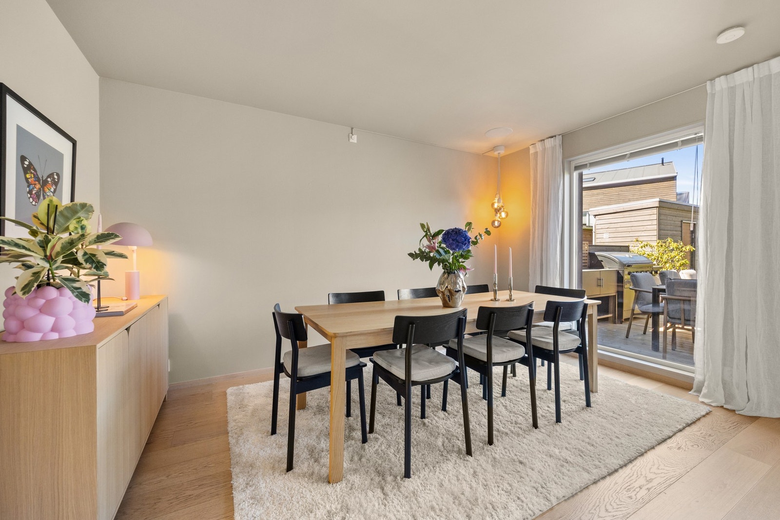 Det er god plass til et romslig spisebord hvor hele familien kan samles. Galleribilde
