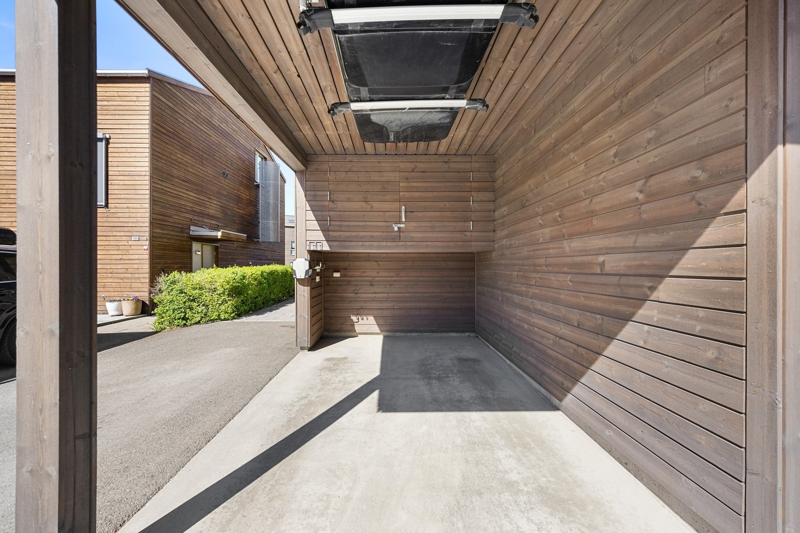 Carport med gode lagringsmuligheter og elbillader. Galleribilde