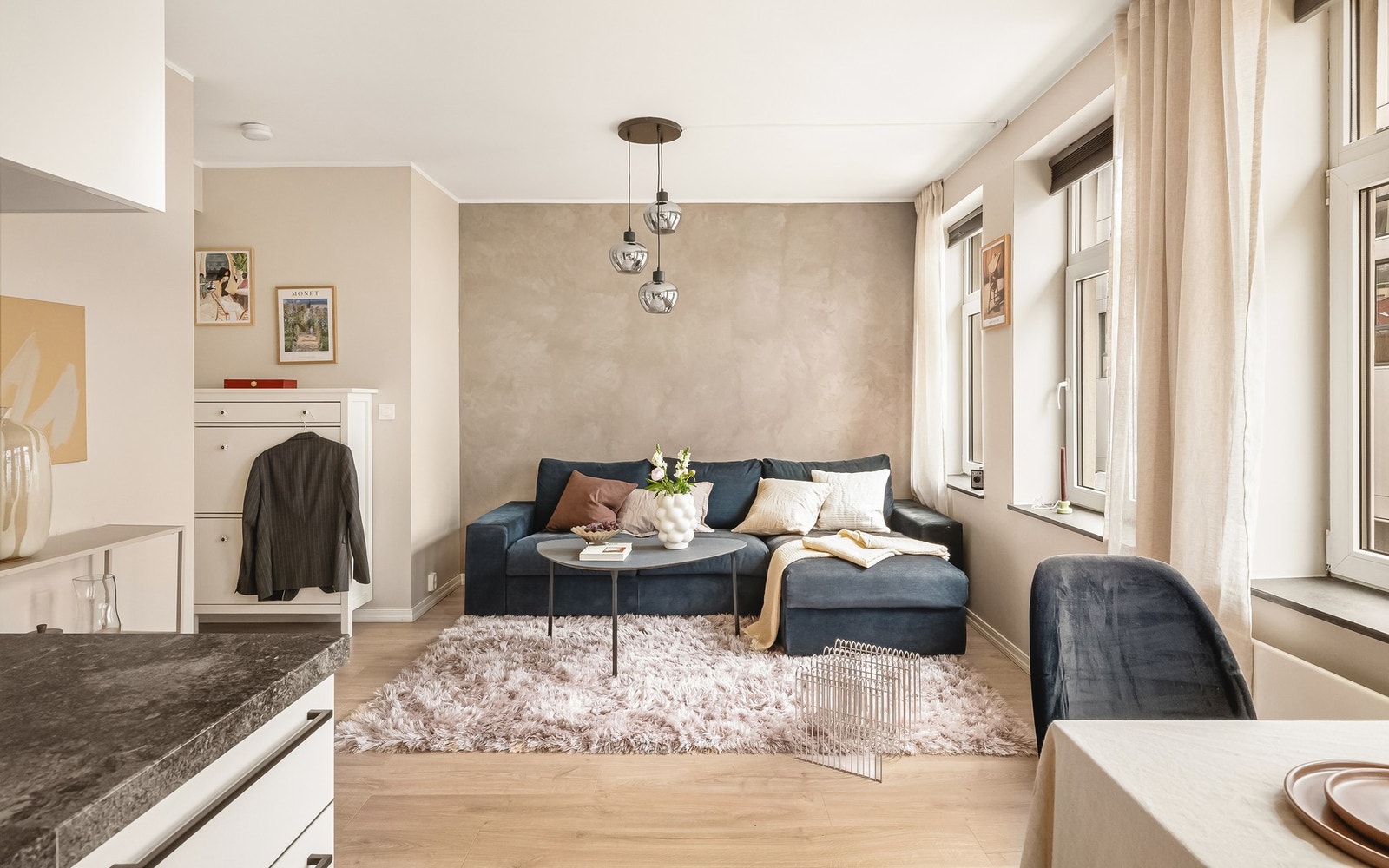 Velkommen inn! Stuen/kjøkkenet er praktisk utformet med store vindusflater som slipper inn mye lys. Galleribilde