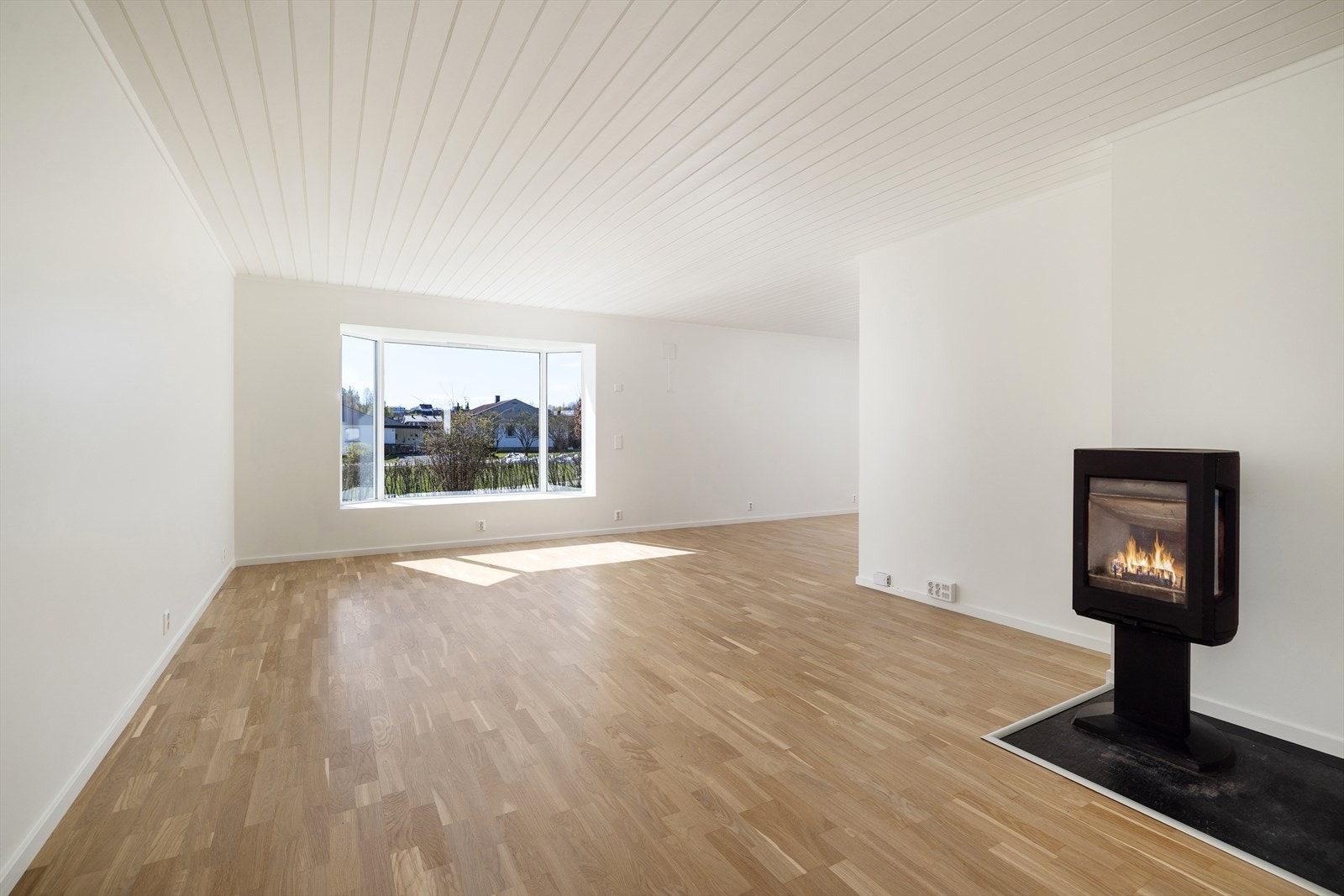 Ildstedet er sentralt plassert og er en effektiv, supplerende varmekilde. Galleribilde