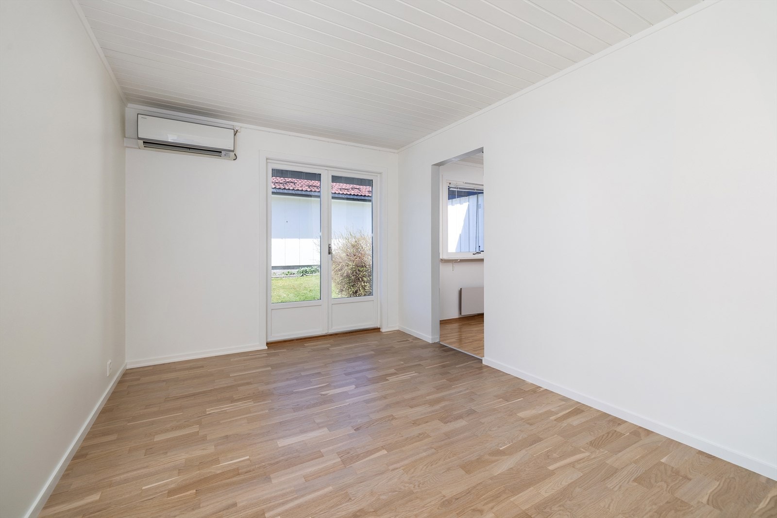 Fra stuen er det utgang til den vestvendte terrassen via en tofløyet dør. Rommet varmes effektivt opp av en luft-til-luft varmepumpe. Galleribilde