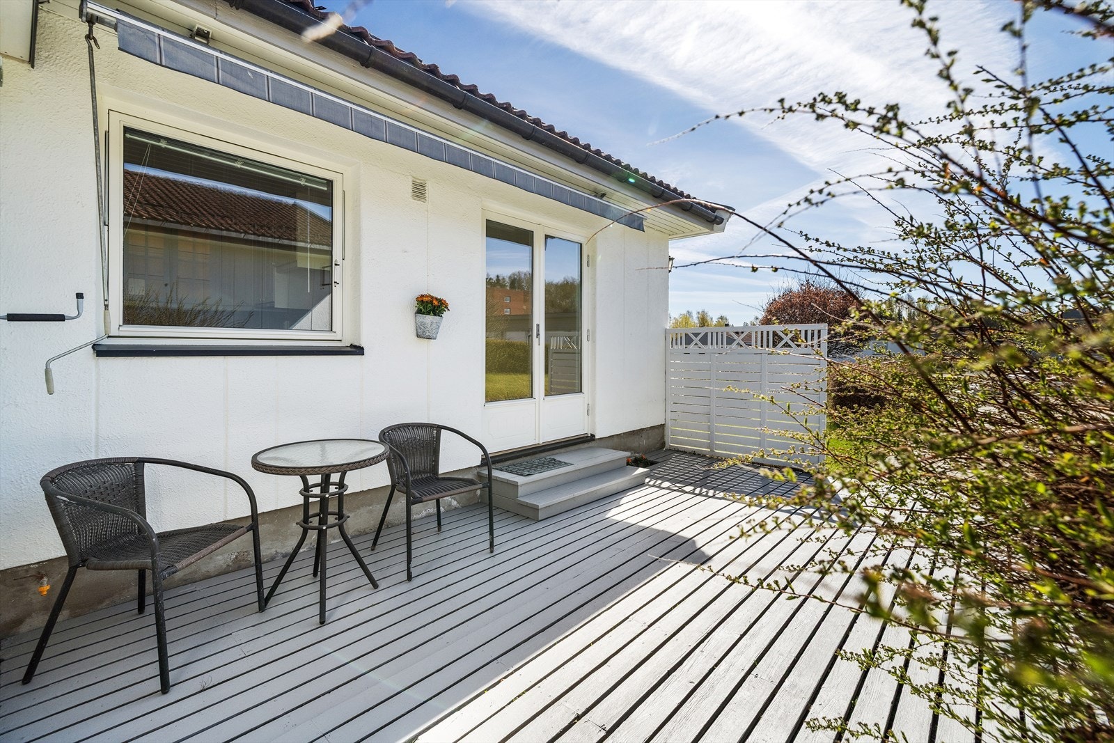 Terrasseplattingen har god plass til utemøbler. Galleribilde