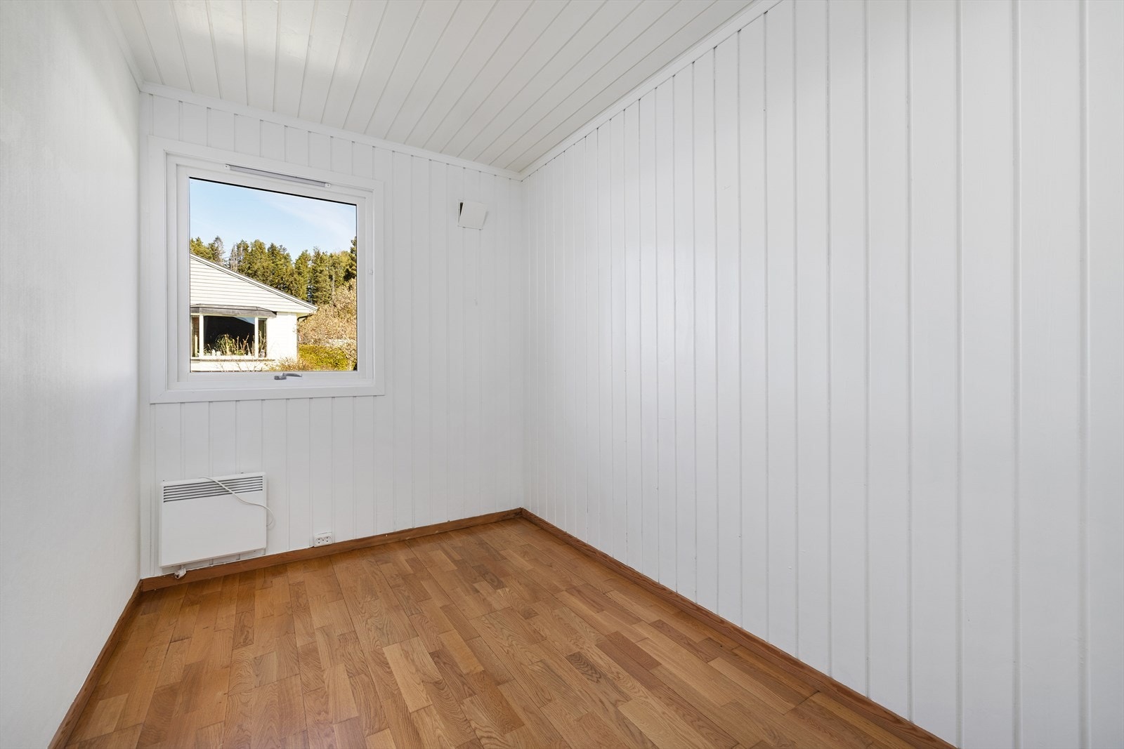 Soverom med panel på vegger og laminat på gulv. Galleribilde