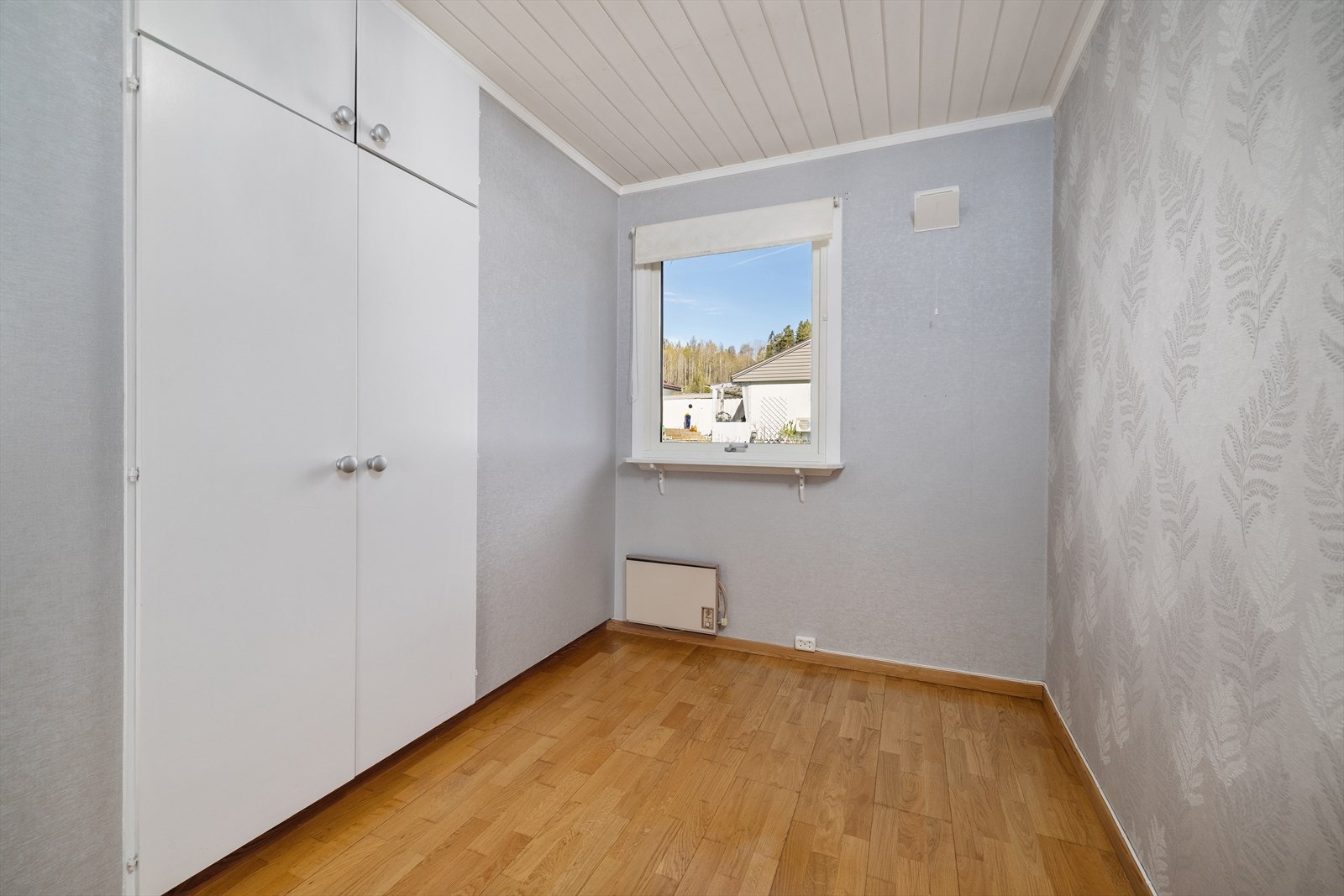 Soverom med garderobeskap og plass til seng og skrivepult. Galleribilde