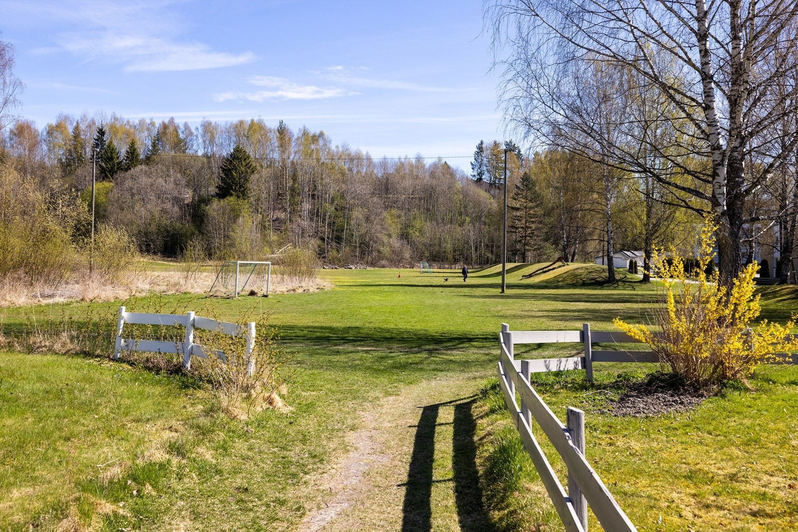 Fra boligen er det kort vei til Hovsmarka med fine tur- og treningsmuligheter. Galleribilde
