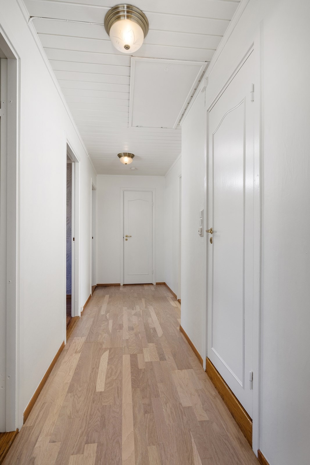 Fra gangen er det adkomst til kaldt loft via en trappeluke, med etablert gulv for lagring. Galleribilde