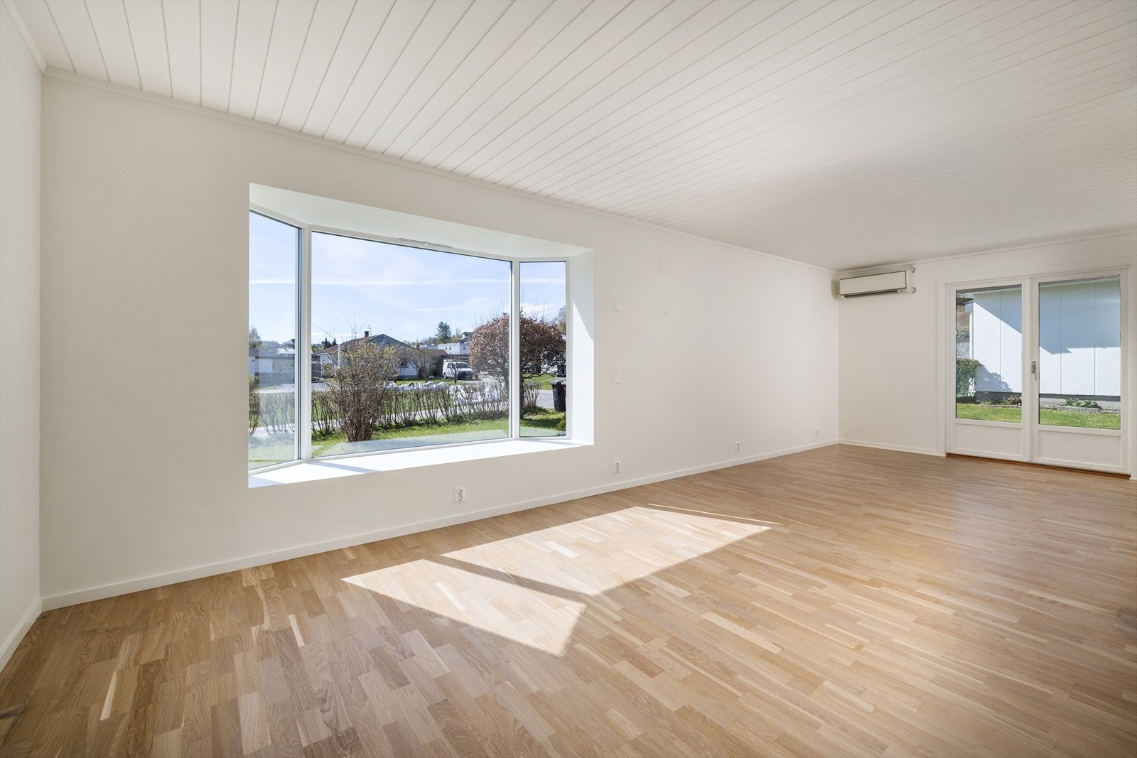 Store vindusflater gir godt med naturlig lys inn i stuen. Galleribilde