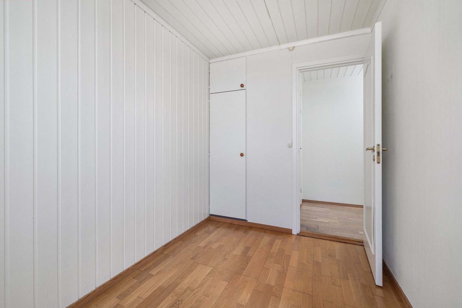 Ett av boligens tre soverom, med plassbygget garderobeskap. Galleribilde