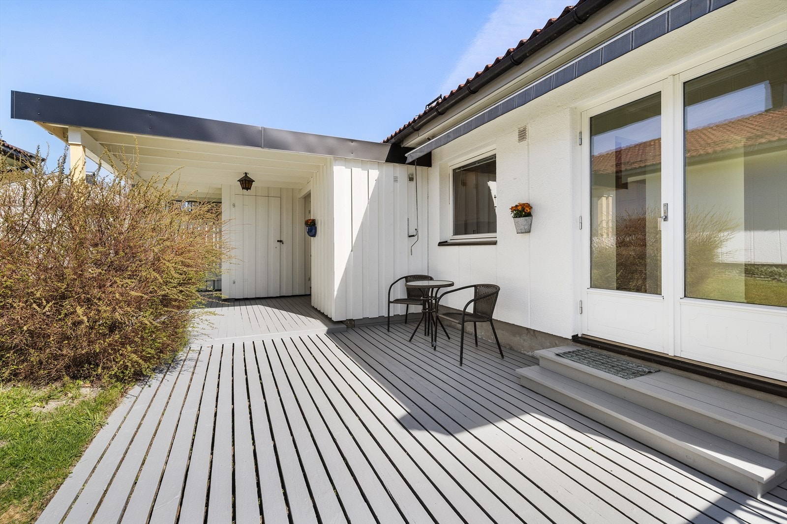 Boligen har en vestvendt terrasseplatting og et overbygget inngangsparti, med direkte utgang fra stuen. Galleribilde