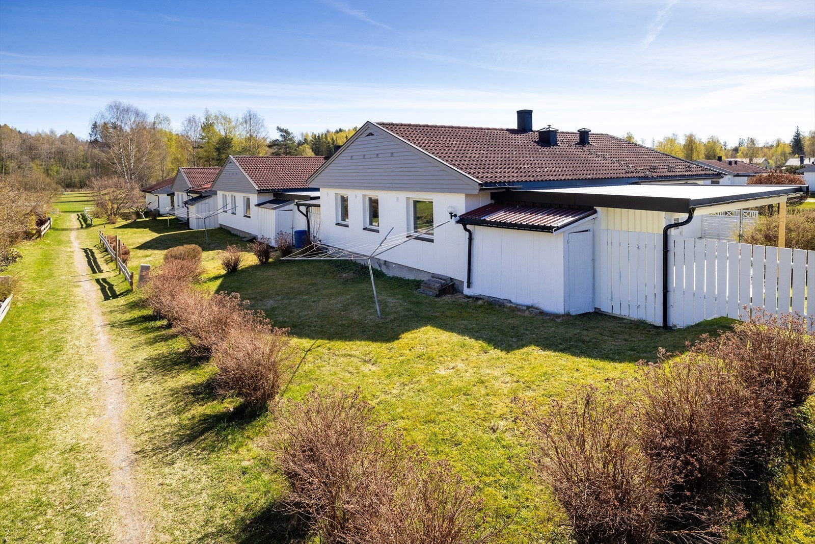 Praktisk og lettstelt enebolig over ett plan, beliggende i et veletablert og rolig boområde på Haldenjordet. Galleribilde