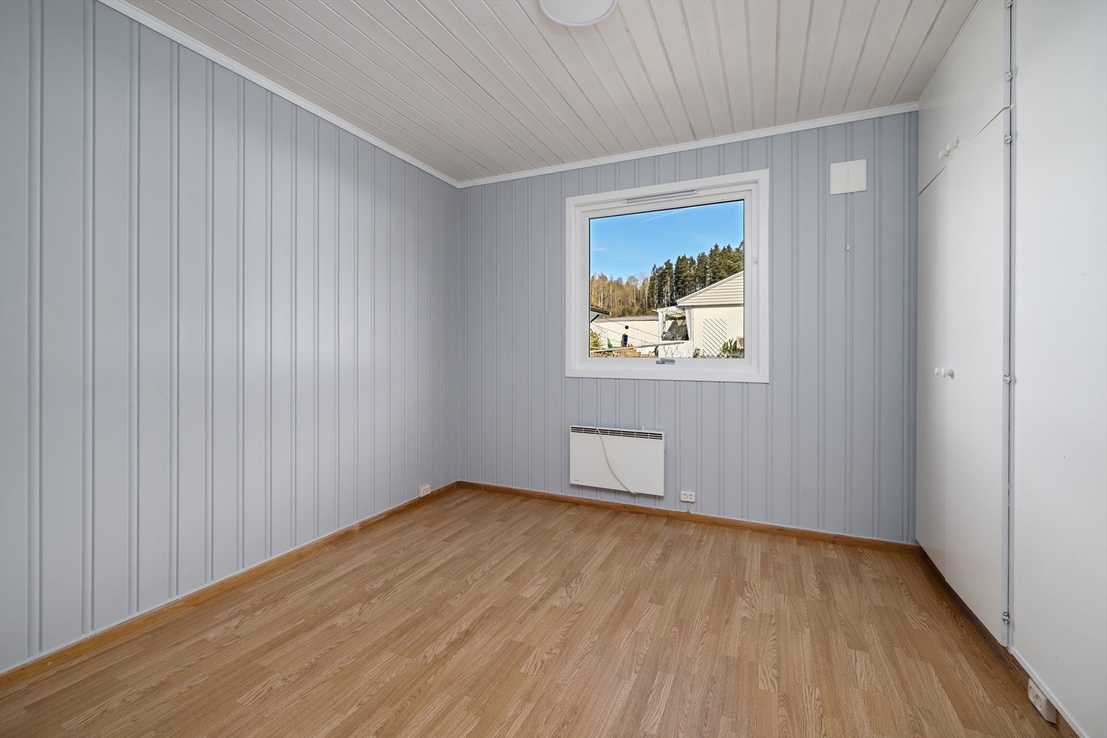 Boligens tredje soverom, også dette med garderobeskap. Galleribilde