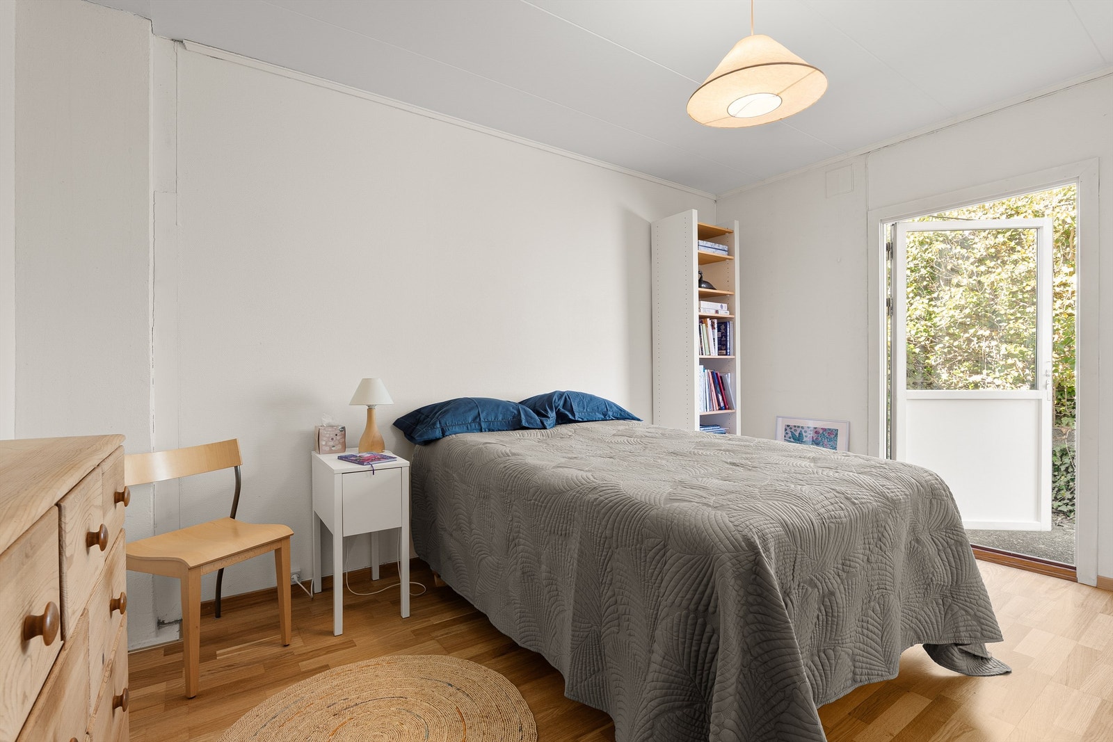 Romslig hovedsoverom med god plass til dobbeltseng og garderobeløsning. Direkte utgang til uteområde gir en ekstra kvalitet i hverdagen. Galleribilde