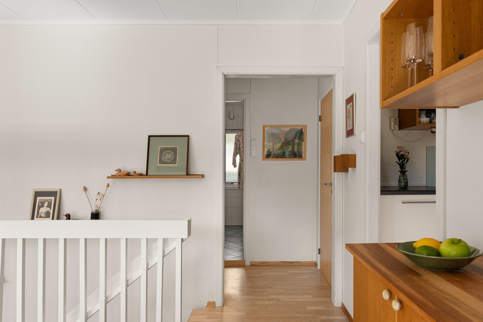 Lys og trivelig gang med god flyt mellom rommene. Boligen oppleves gjennomgående og godt planlagt. Galleribilde