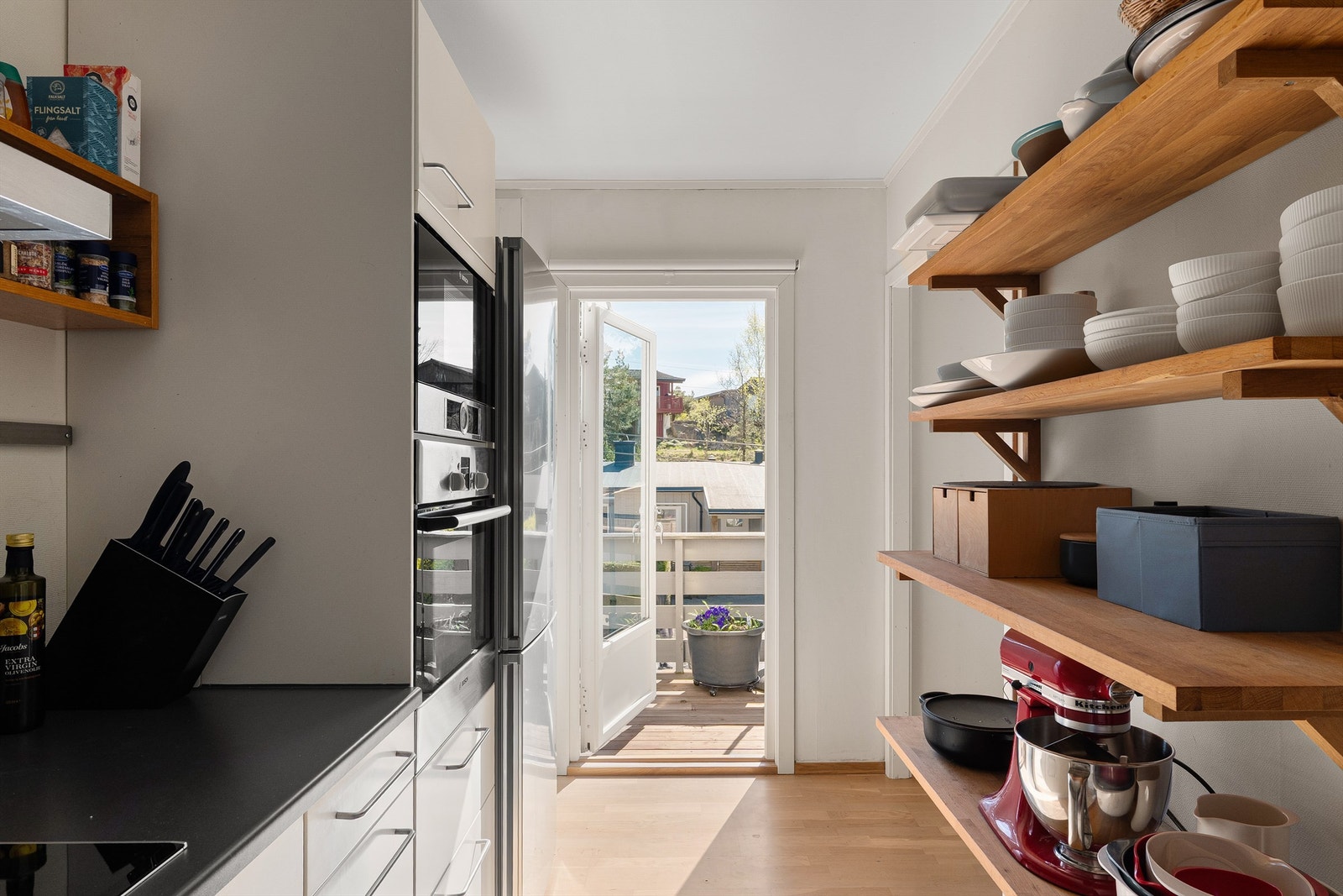 Kjøkken med direkte utgang til solrik terrasse - perfekt for morgenkaffen eller sommermiddager ute. God flyt mellom inne- og uteområder. Galleribilde