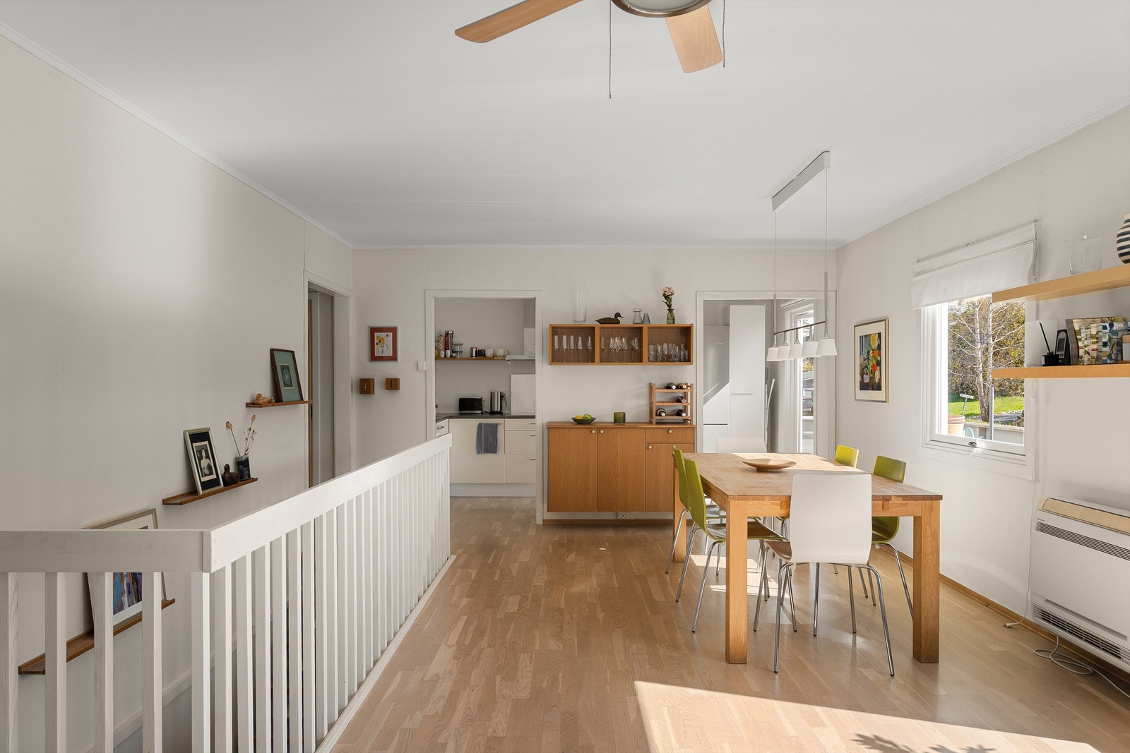 Lys og innbydende spisestue i åpen løsning mot kjøkkenet. God plass til spisebord - perfekt for både hverdag og sosiale sammenkomster. Galleribilde