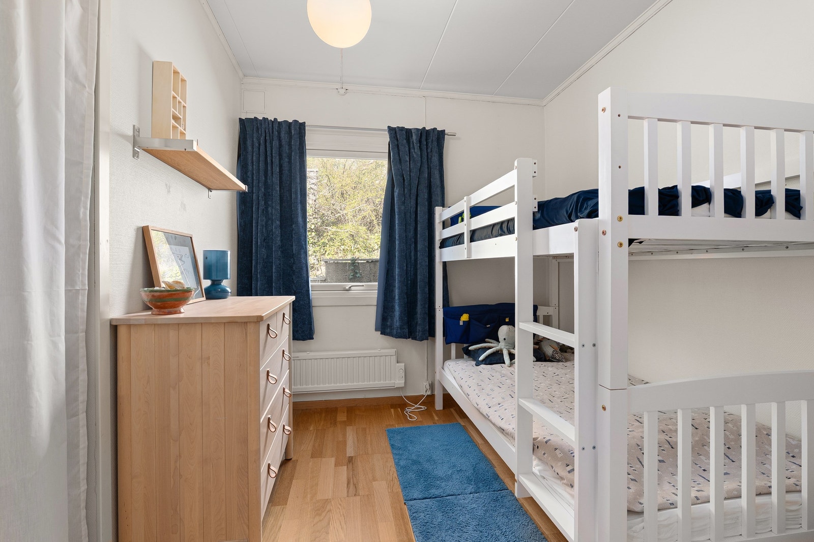 Praktisk og koselig barnerom med plass til flere soveplasser. Perfekt som barnerom, gjesterom eller kombinert løsning. Galleribilde