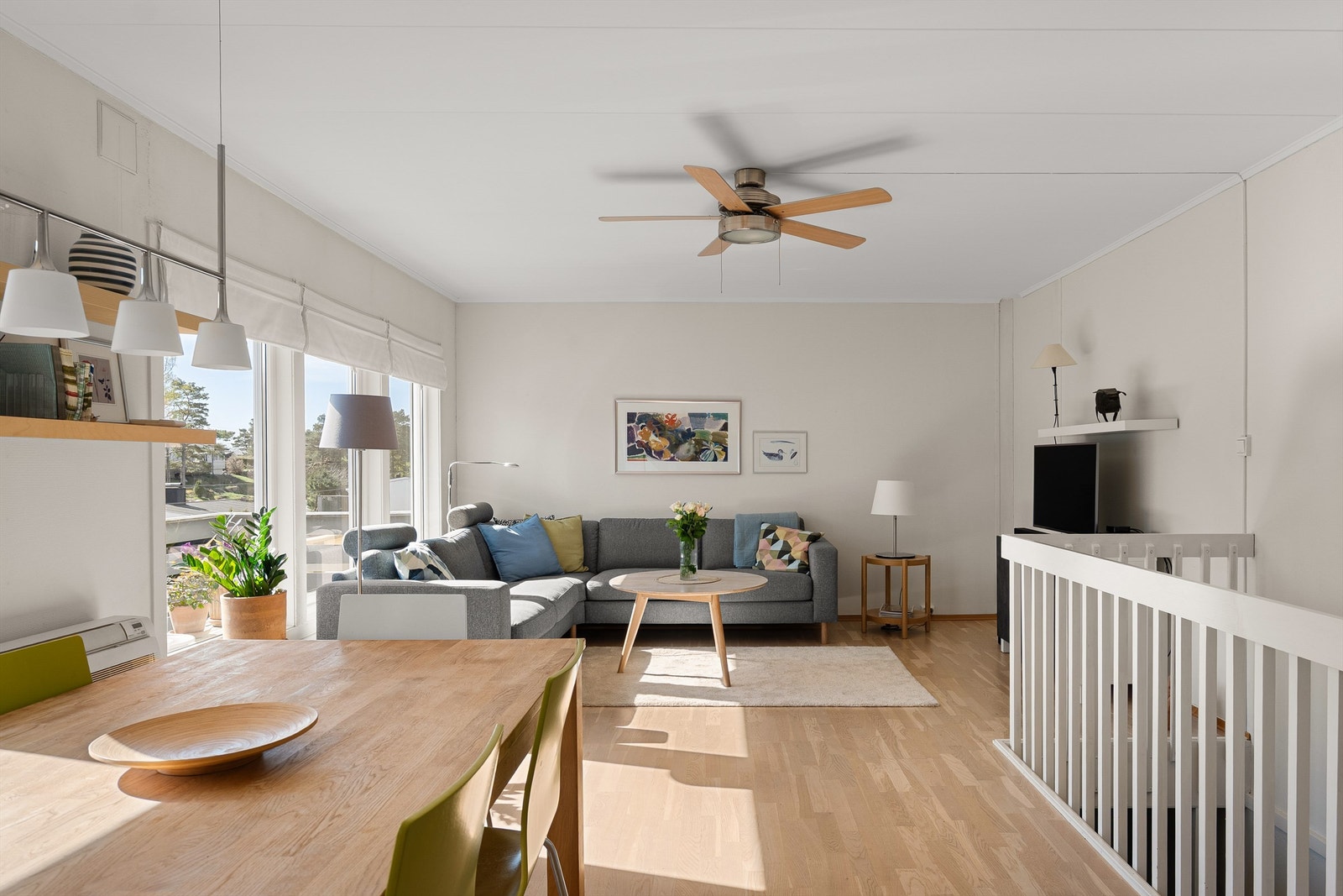 Lys og innbydende stue med store vindusflater som slipper inn rikelig med naturlig lys. God plass til både sofa- og spisegruppe. Galleribilde