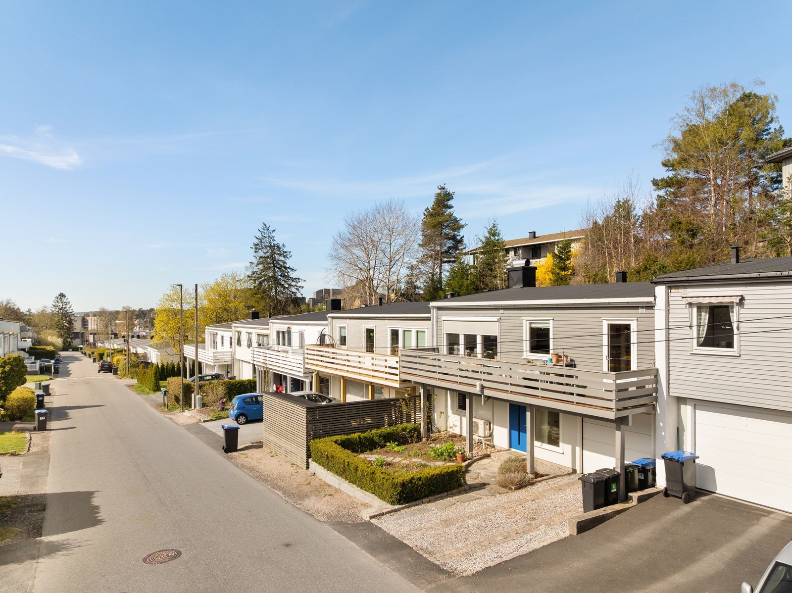 Praktisk bolig med integrert garasje og egen innkjørsel. Pent opparbeidet tomt med steinlagt gårdsplass og hyggelig hageområde. Galleribilde
