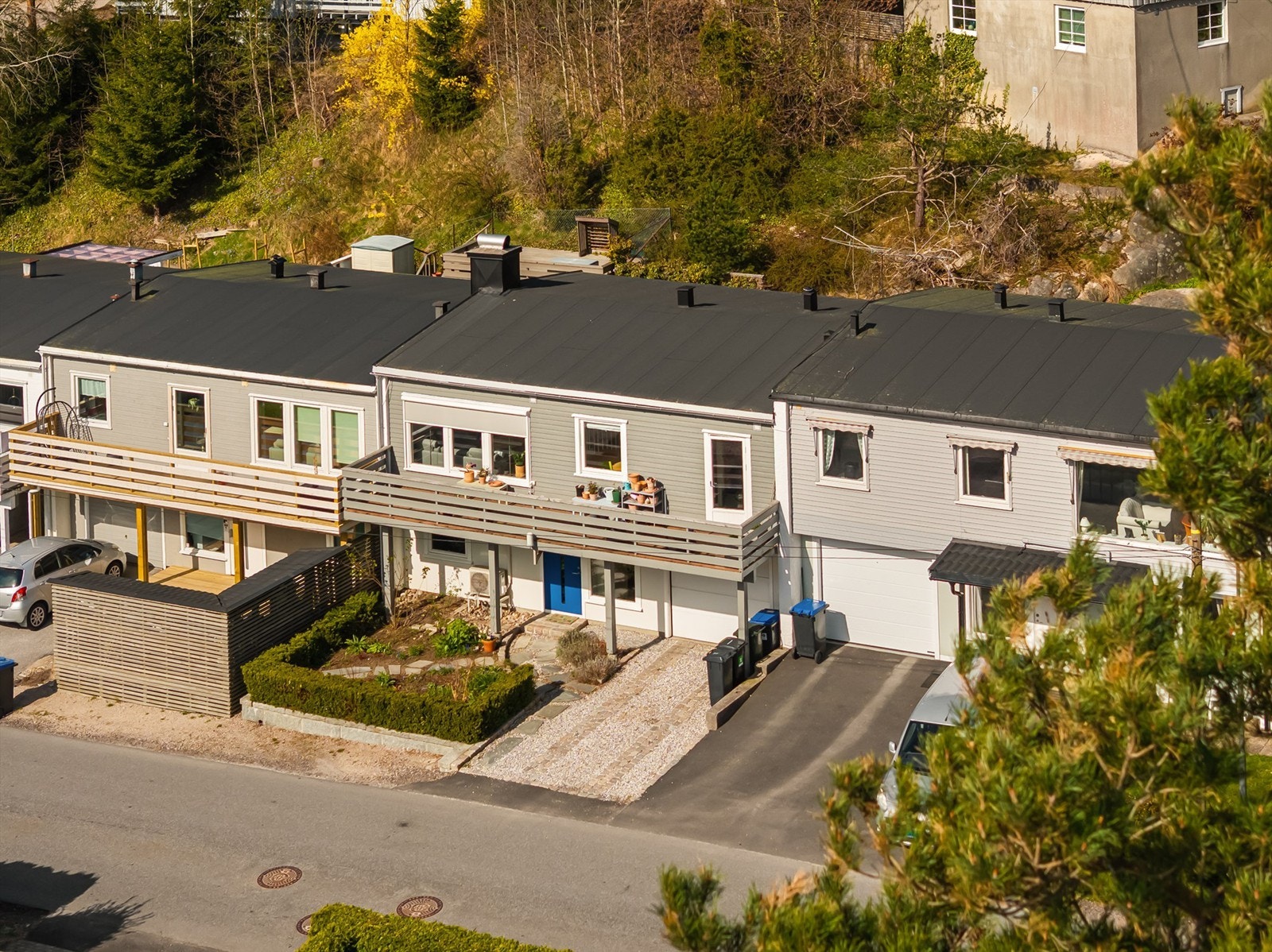 Rekkehus i et rolig og etablert boligområde. Egen inngang, parkeringsmuligheter og hyggelig uteområde gir en praktisk og attraktiv bolig. Galleribilde
