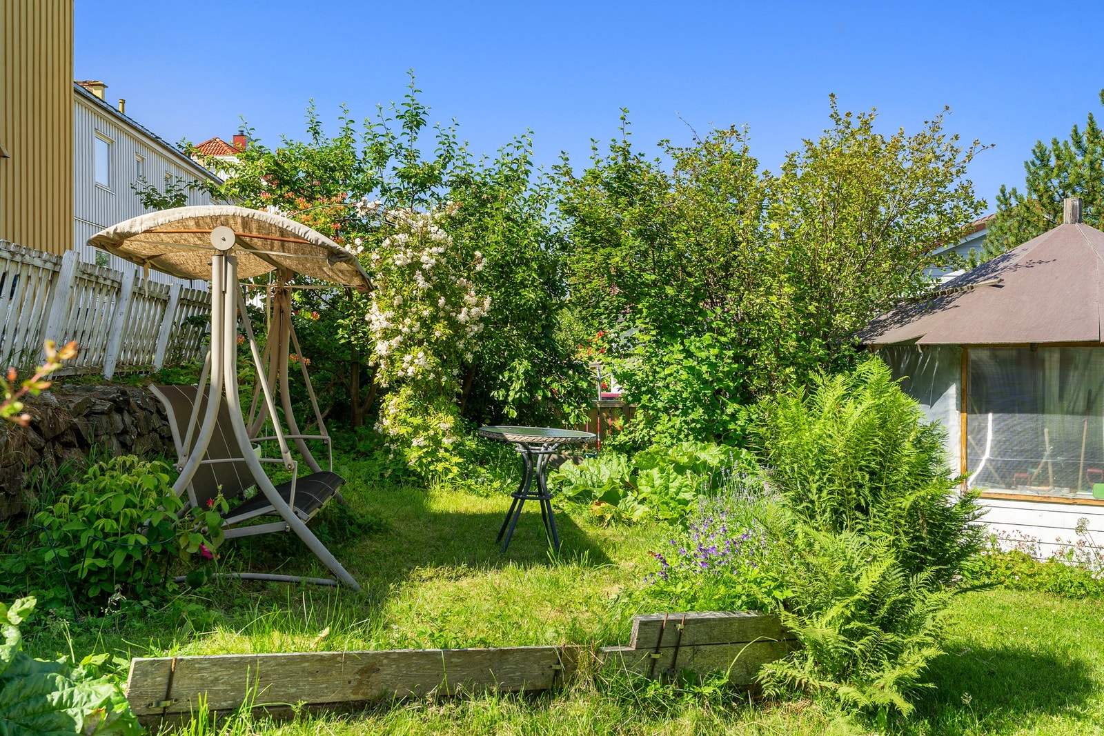 Koselig uteplass med grønn ramme og fine muligheter for å nyte varme sommerdager. Galleribilde